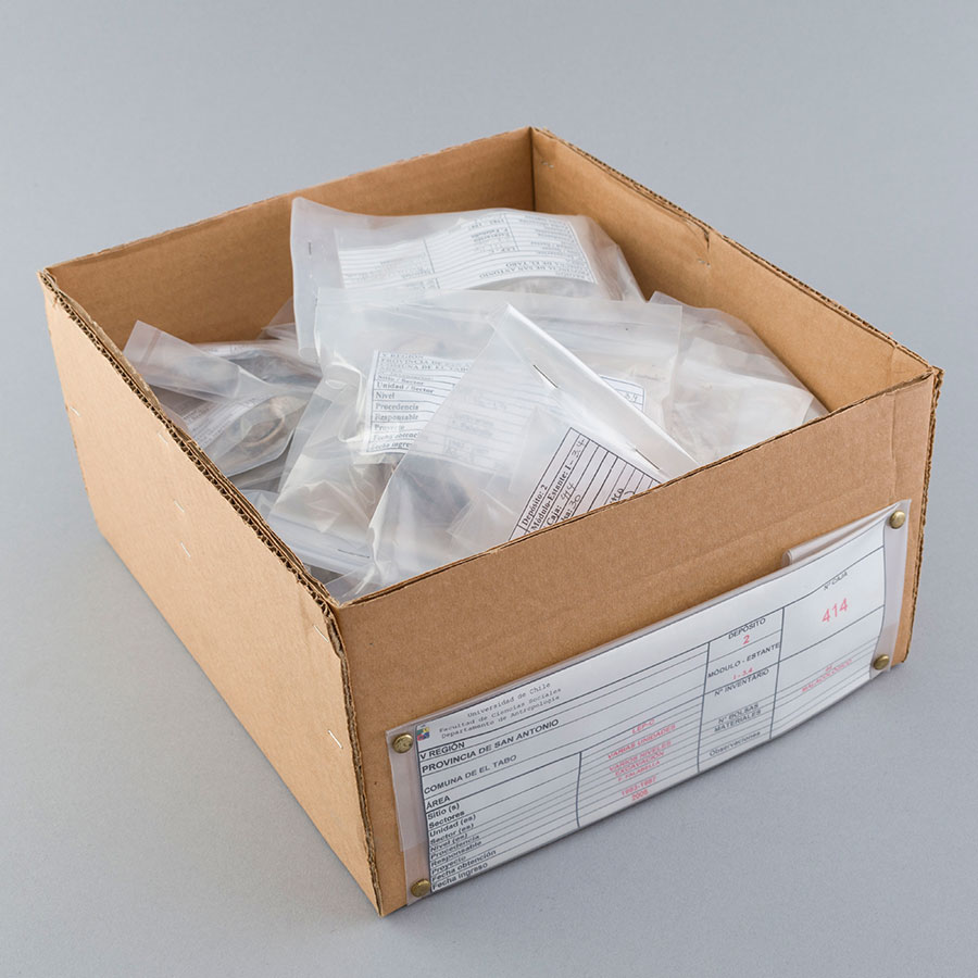 Caja de depósito del Área Patrimonial del Departamento con materiales arqueológicos registrados y embalados.