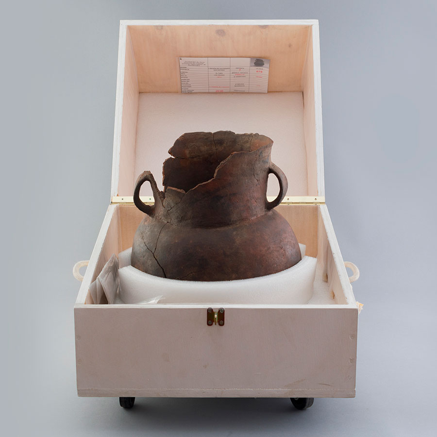 Vasija cerámica arqueológica en embalaje especial, Área Patrimonial Departamento de Antropología.