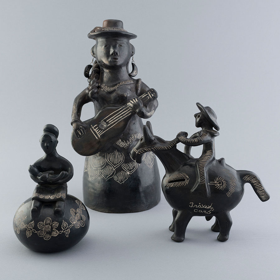 Guitarreras de Quinchamalí; obsequios de artesanas a Sonia Montecino, de izquierda a derecha: Teorinda Seran, Gabriela García y Praxedes Caro.