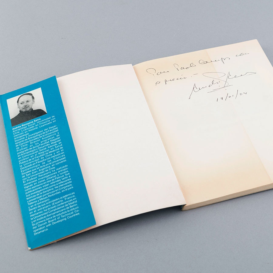 Libro de Andrés Recasens dedicado a Paolo Campos, auxiliar del Departamento.
