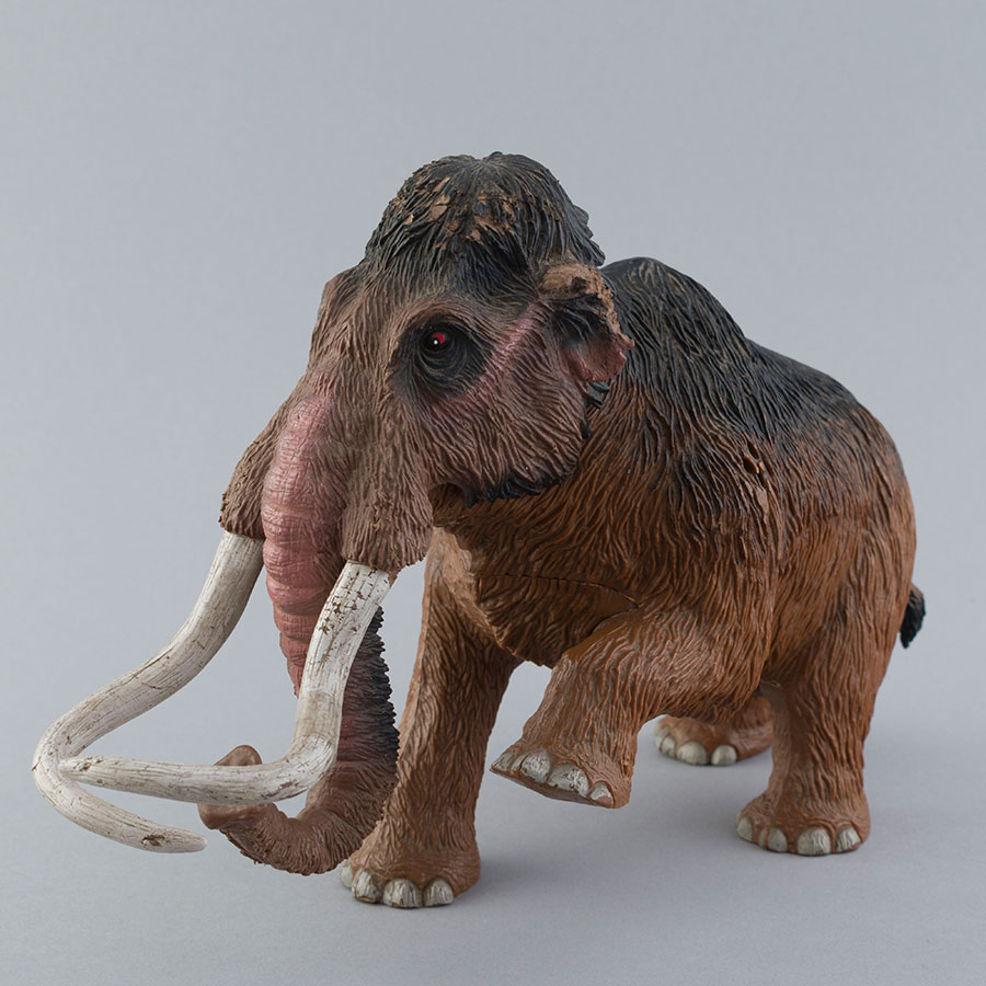 Mastodonte animado, regalo de Donald Jackson a Karla Montero, secretaria de Dirección.